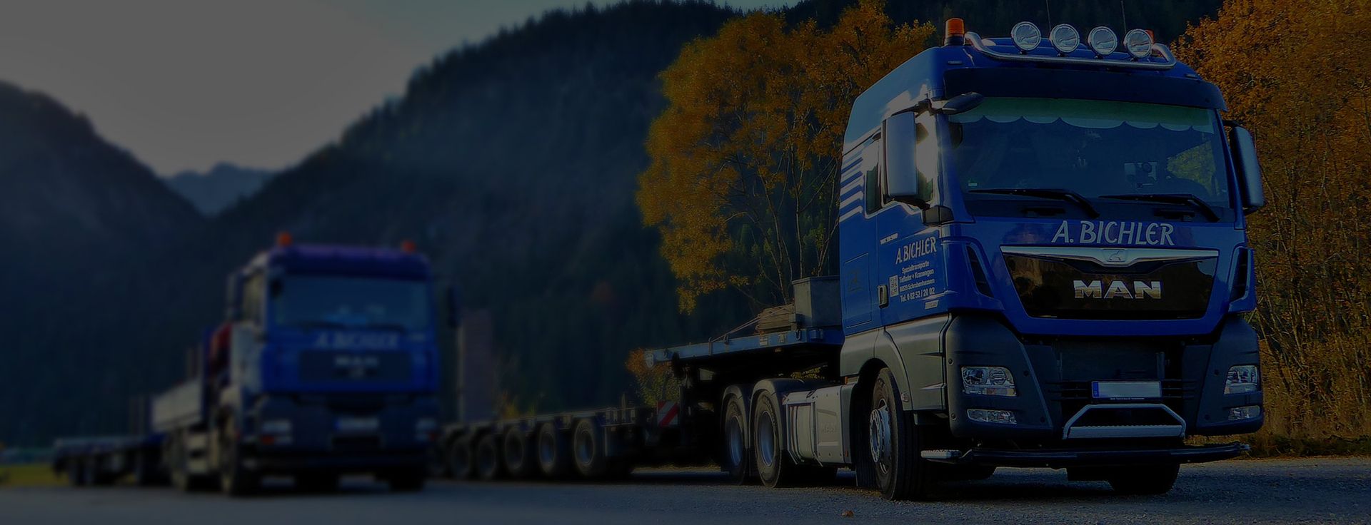 Zwei LKW aus unserem Fuhrpark mit Logo